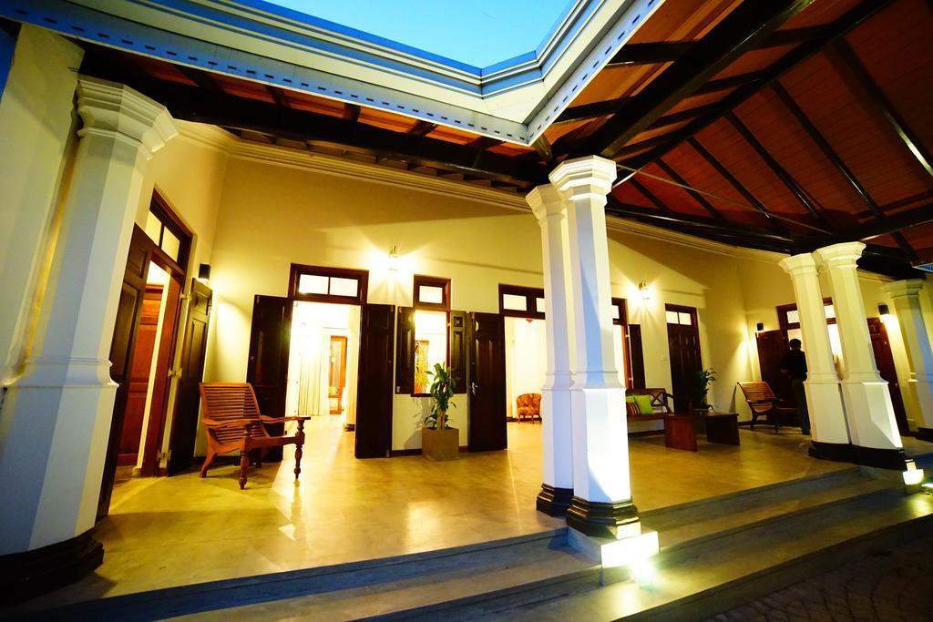 Lespri Grand Hotel Negombo Exterior photo