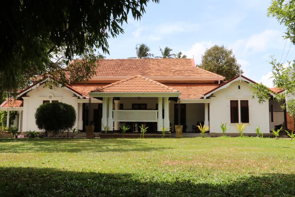 Lespri Grand Hotel Negombo Exterior photo