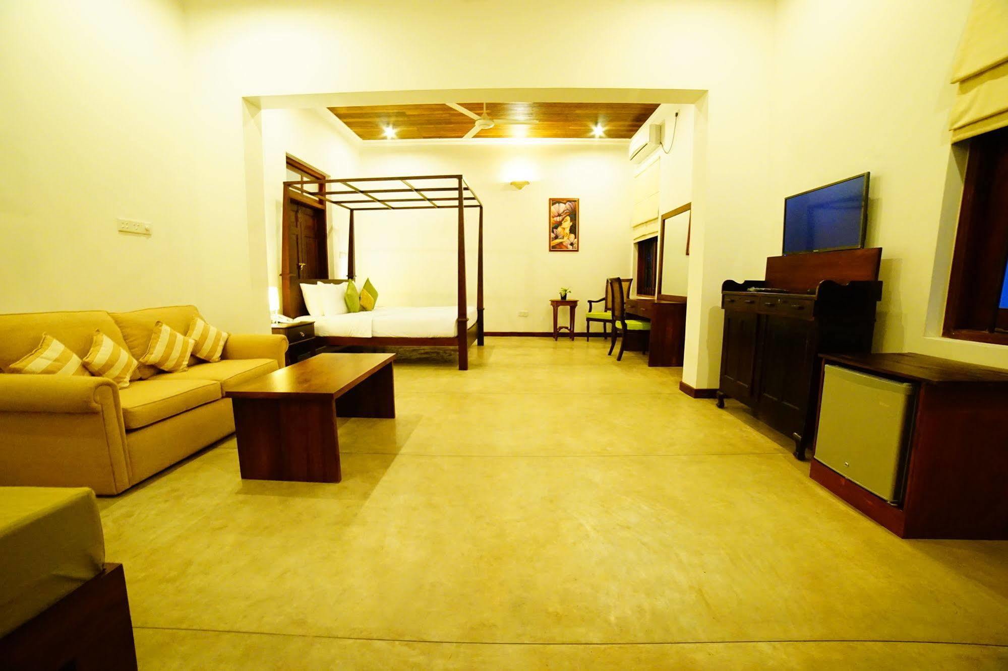 Lespri Grand Hotel Negombo Exterior photo