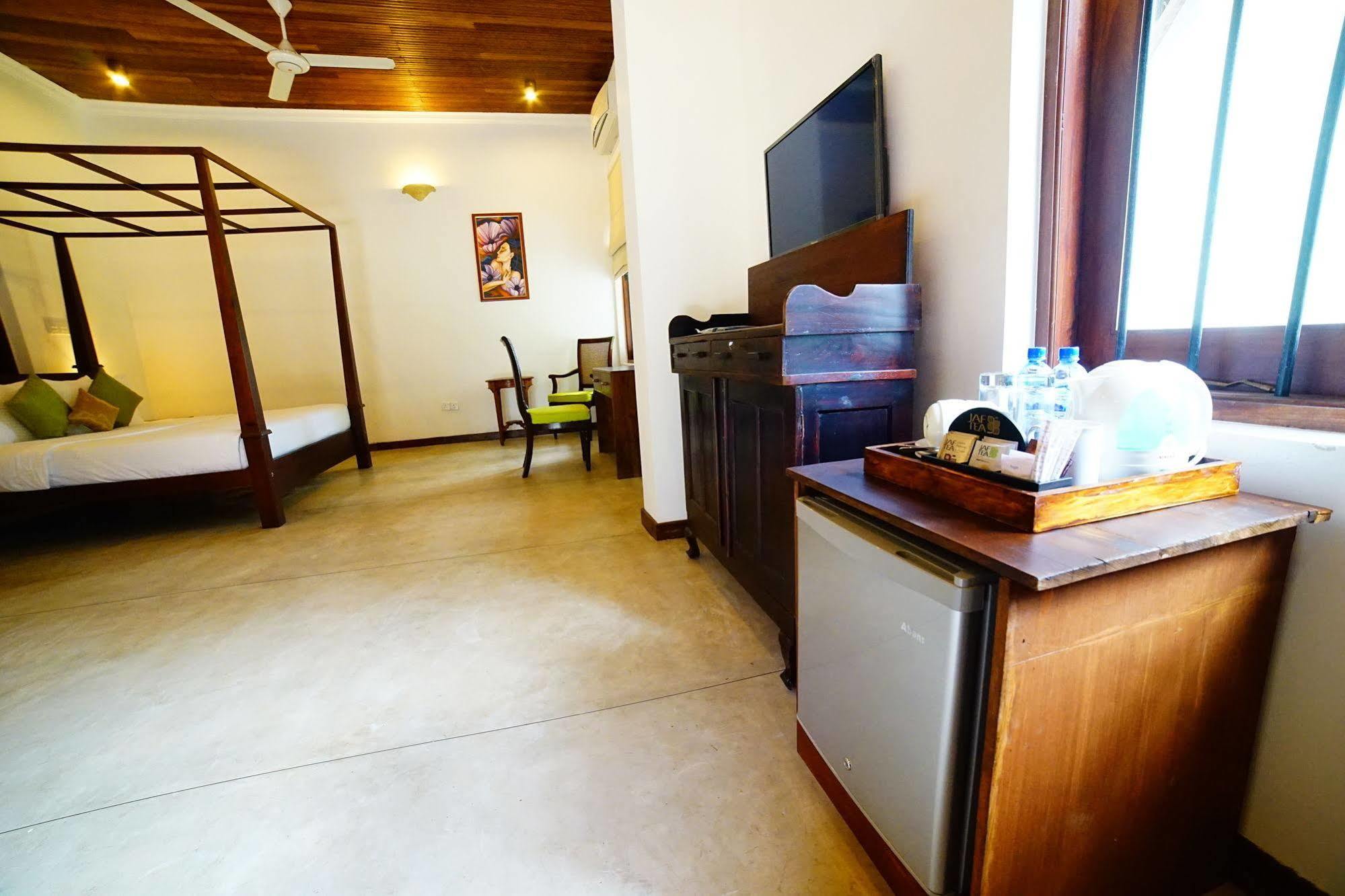 Lespri Grand Hotel Negombo Exterior photo