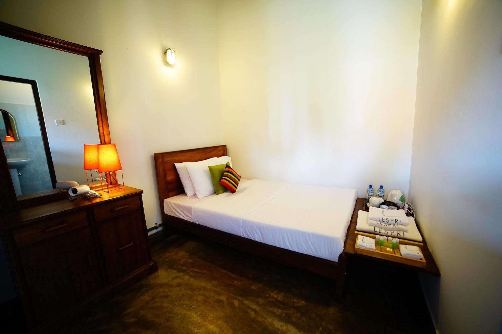 Lespri Grand Hotel Negombo Exterior photo
