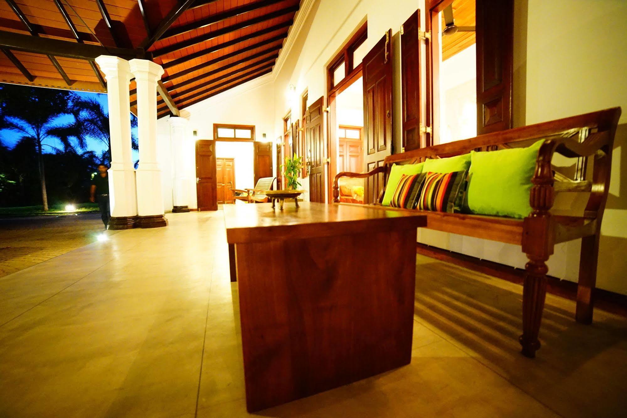 Lespri Grand Hotel Negombo Exterior photo