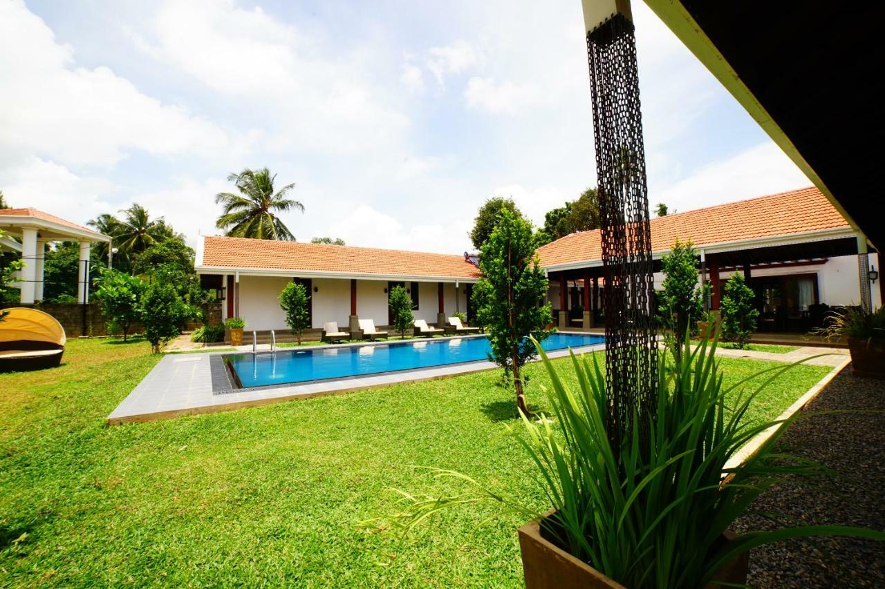 Lespri Grand Hotel Negombo Exterior photo